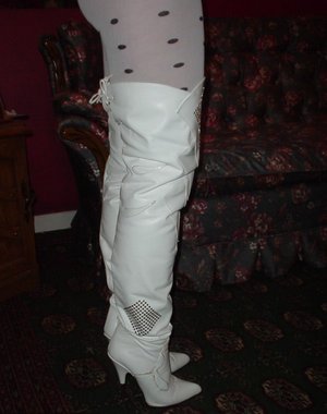 18 year old girl Ella Woods nudes on a vibrator after slowly removing clothing